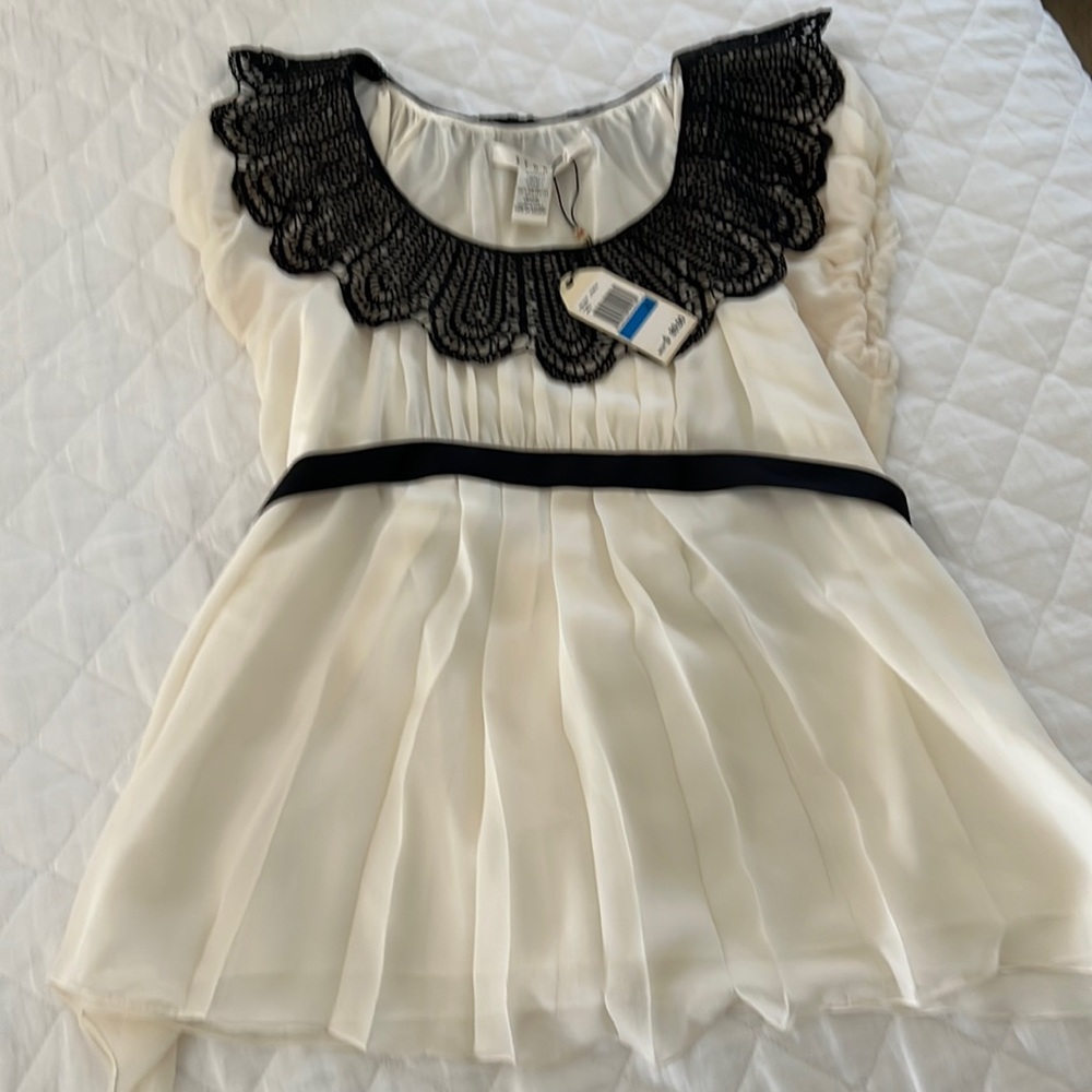 Beautiful lace collar blouse
